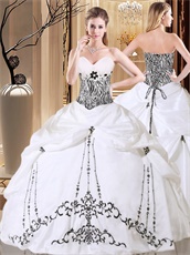 Retro Palace Lolita White Lady Quinceanera Ball Gown Tower Embroidery Design