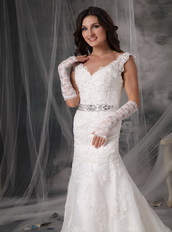 Sexy V-Neck Appliques Ivory Top Designer Wedding Dress Low Price