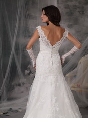 Sexy V-Neck Appliques Ivory Top Designer Wedding Dress Low Price