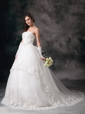 Lace And Net Hand Made Flowers Wedding Dress With Chapel Train Low Price