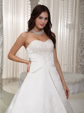 Elegant Floor-length Ivory Wedding Dress With Lace Decorate Low Price