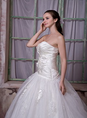 Appliqued Destination Wedding Bridal Gowns With Sweetheart Neck Low Price