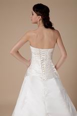 Appliqued A-line Chapel Train Outdoor Bride Wedding Dress