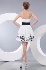 Lovely Strapless Graduation Knee Length Dress With Applique