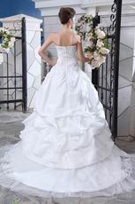 Beautiful Strapless Appliqued Wedding Gown With Beaded Decorate