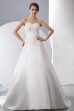 Simple Sweetheart Chapel Train Appliqued Wedding Dress Gowns