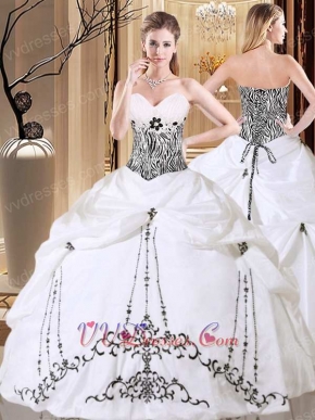 Retro Palace Lolita White Lady Quinceanera Ball Gown Tower Embroidery Design