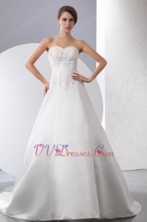 Simple Sweetheart Chapel Train Appliqued Wedding Dress Gowns