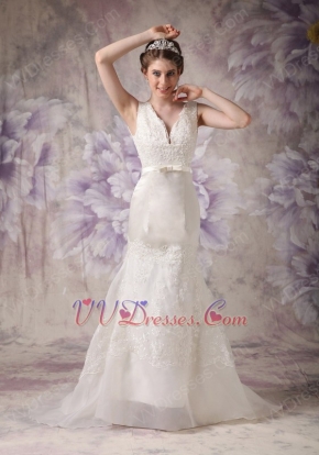 Modest V-neck Applique Lace Wedding Dress Manufacturer