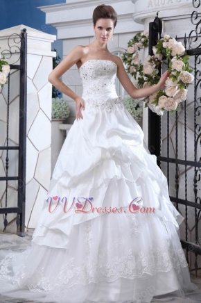 Beautiful Strapless Appliqued Wedding Gown With Beaded Decorate