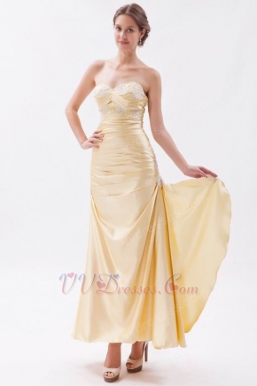 Slim Sweetheart Daffodil La Femme Prom Dresses Gowns With Applique